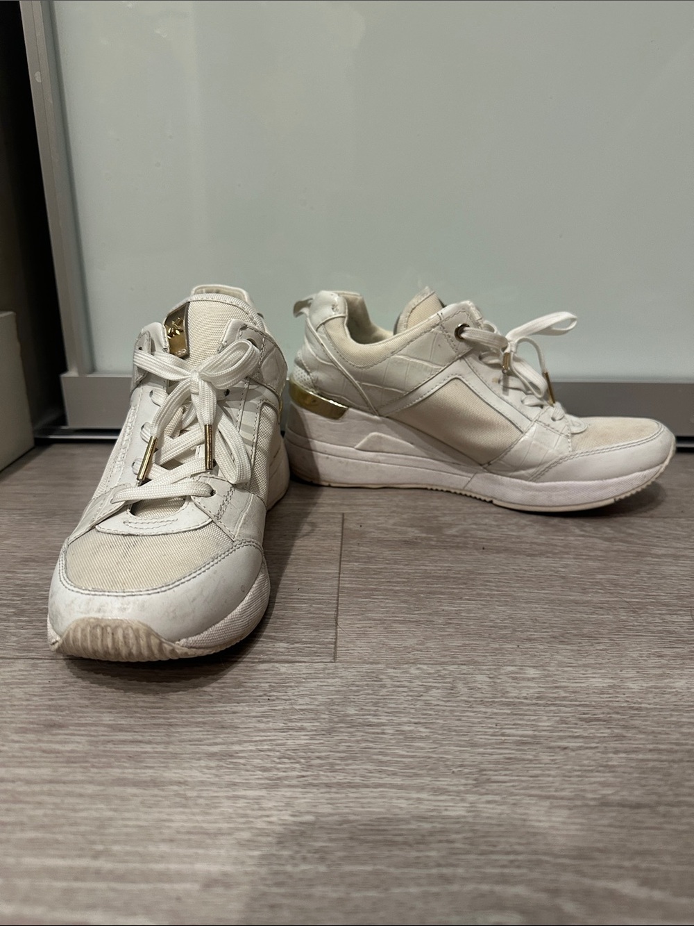 Michael Kors White Platform Fashion Sneakers with Gold Accent. Preowned. 6.5